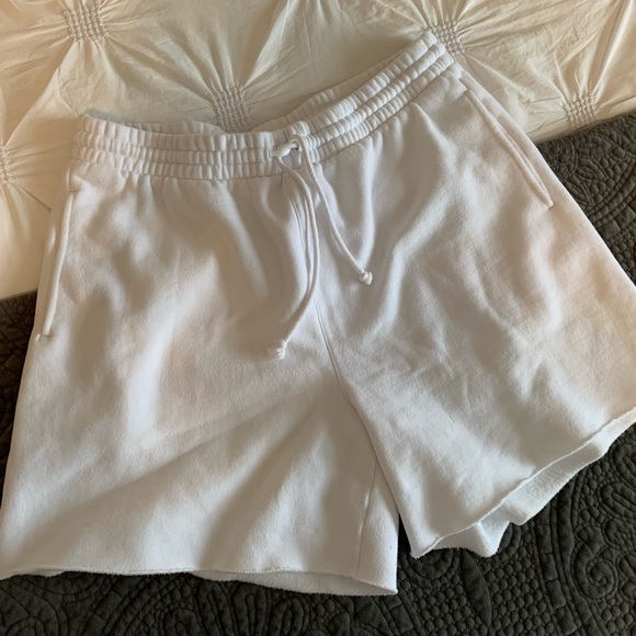Aritzia TNA Boyfriend 6 Inch Sweatshorts - Picture 3 of 4